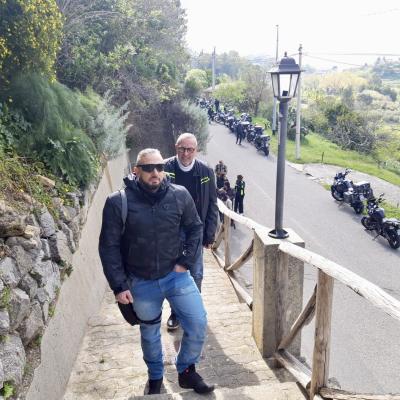 009 Lasciate Le Moto Si Sale Verso Le Grotte