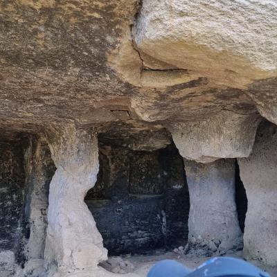 016 L Ambiente Rupestre Presenta Una Pianta Complessa Ed Articolata Oltre A Risentire Di Una Successiva Trasformazione Al Culto Cristiano
