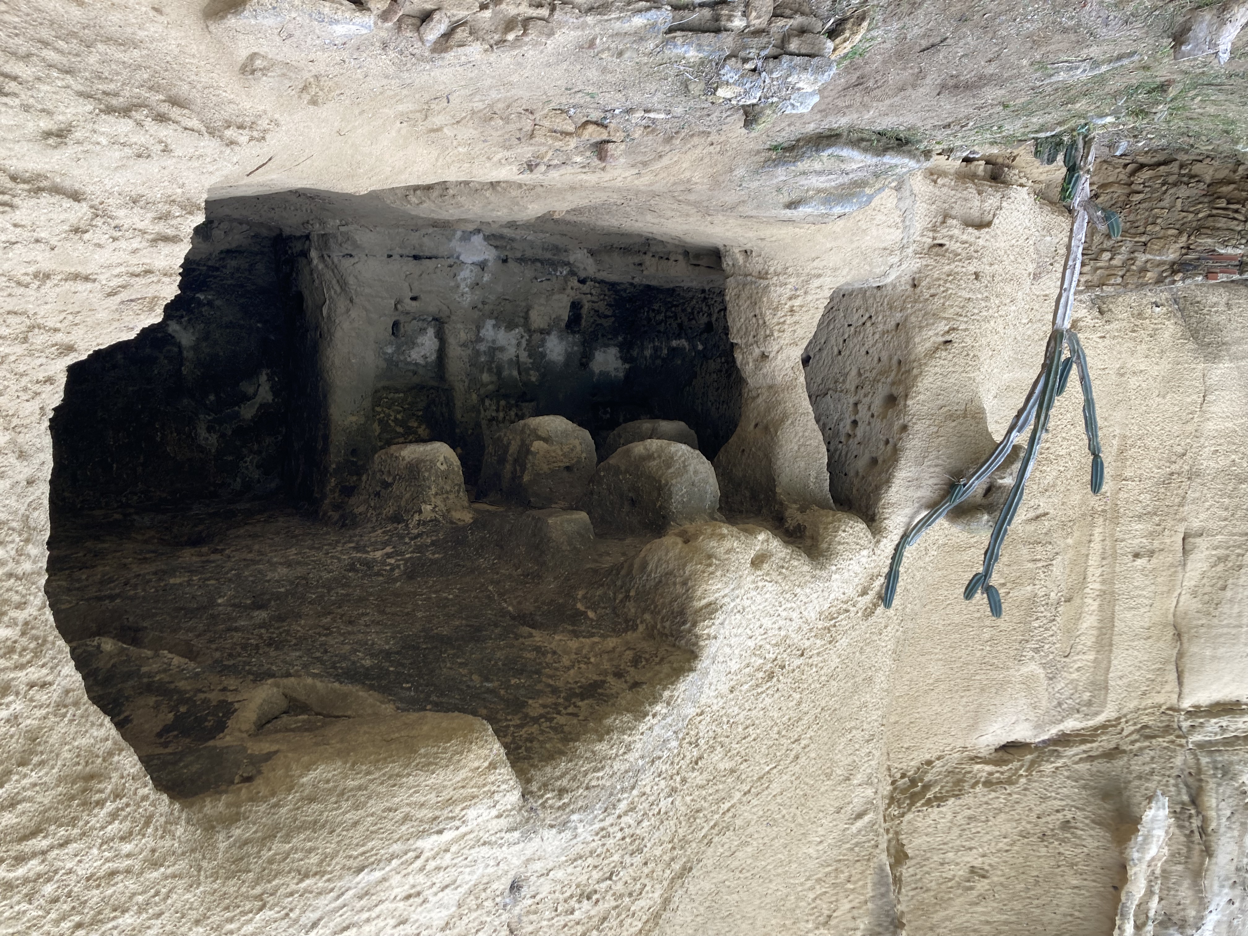 017 Essa E Costituita Da Un Unica Sala Ipostila Con 12 Pilastri Ricavati Nella Roccia Di Forma Rettangolare Allungata Lungo L Asse Della Struttura