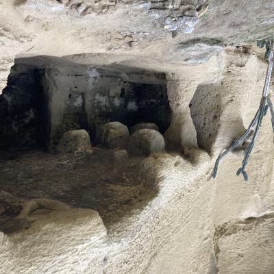 017 Essa E Costituita Da Un Unica Sala Ipostila Con 12 Pilastri Ricavati Nella Roccia Di Forma Rettangolare Allungata Lungo L Asse Della Struttura