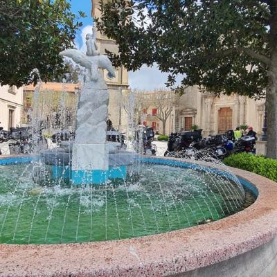 035 Dalla Piazza Margherita Dove Si Trova Una Grande Fontana D Acqua Lo Sguardo Riesce Ad Andare Verso Sud E Verso Ovest Dai Monti Peloritani Ai Monti Nebrodi Fino Al Vulcano Etna