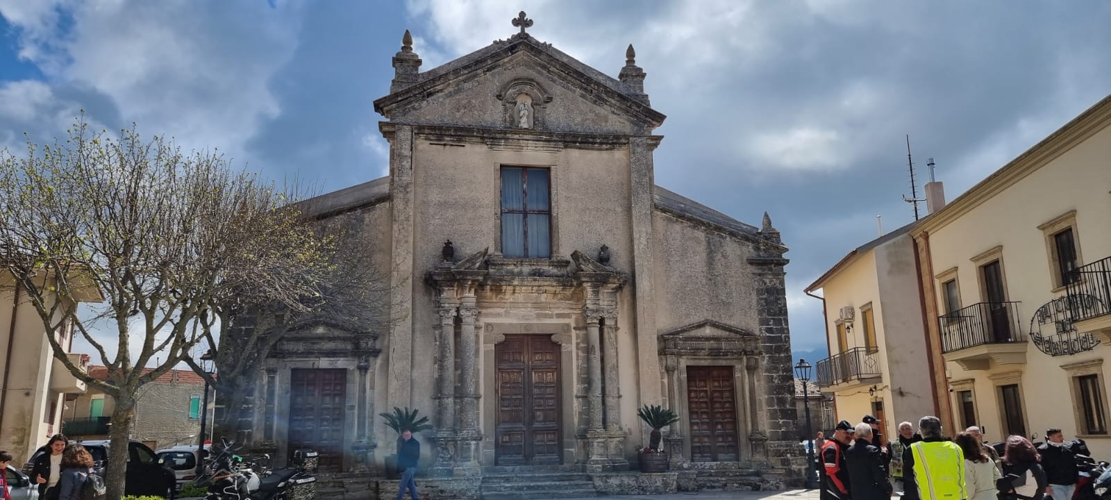 037 La Chiesa Madre Santa Maria Assunta E Di Epoca Normanna Del Xi Secolo Di Notevole Interesse E La Statua Con Il Bambino Sul Fonte Anteriore Della Hiesa Realizzata Da Antonello Gagini