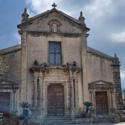 037 La Chiesa Madre Santa Maria Assunta E Di Epoca Normanna Del Xi Secolo Di Notevole Interesse E La Statua Con Il Bambino Sul Fonte Anteriore Della Hiesa Realizzata Da Antonello Gagini