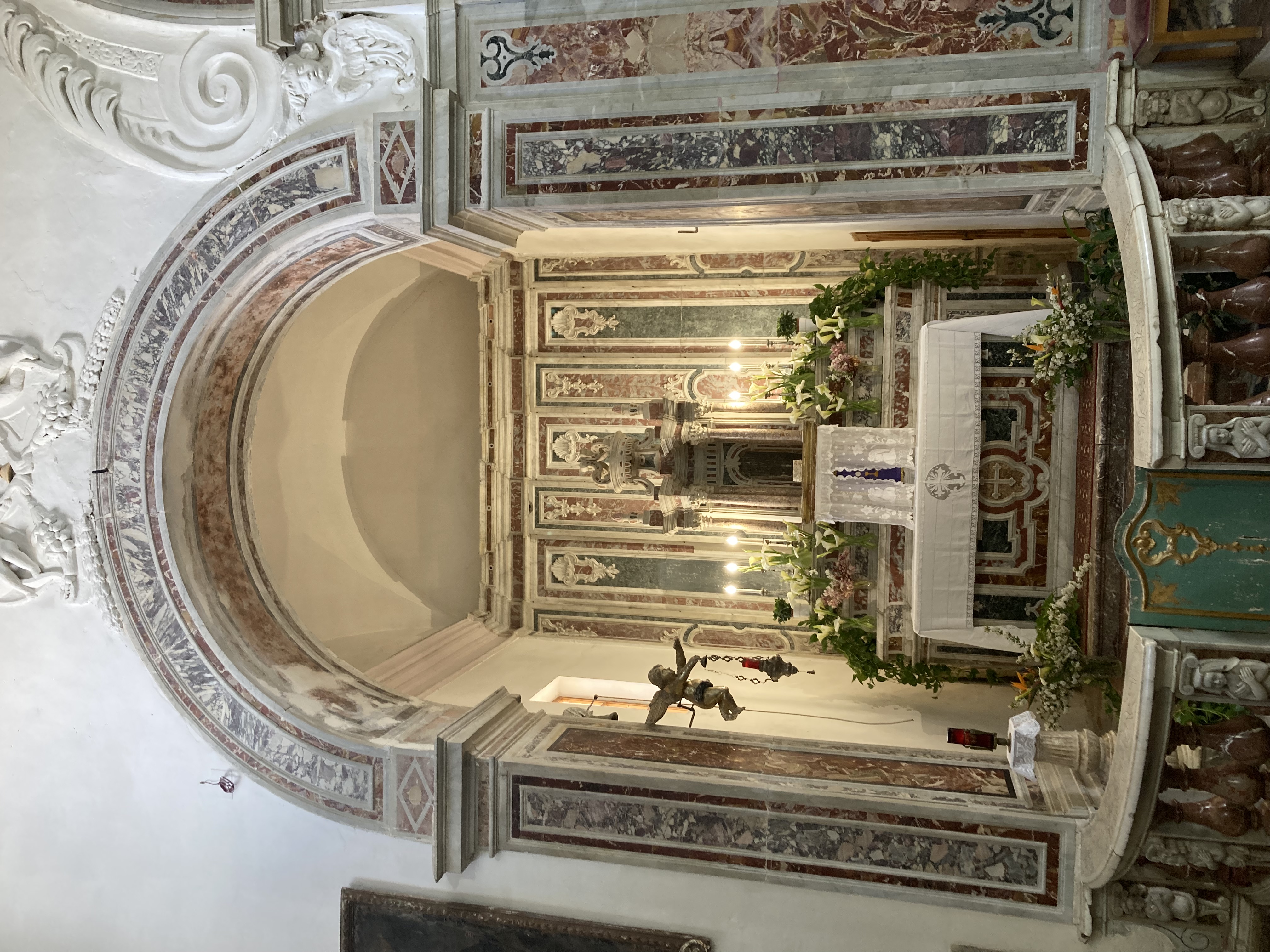 046 Cappella Del Santissimo Sacramento Ambiente Delimitato Da Balaustra Altare Con Sopraelevazione Marmorea Raffigurante Tempietto Colonnato Sormontato Da Baldacchino Circolare E Volute