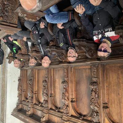 049 Dei Fratelli Intenti Alla Preghiera Sorridenti
