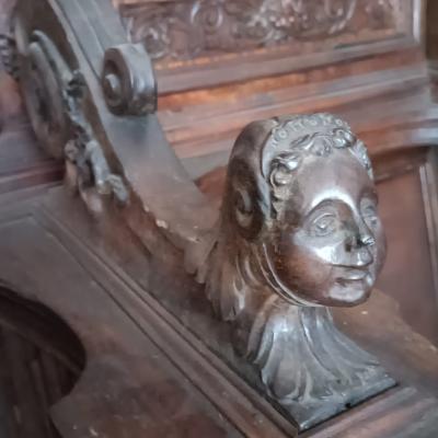 051 La Lavorazione Ad Intaglio Delle Fiancate Laterali Delle Panchette Terminano In Sfingi Alate Dal Copricapo A Forma Di Elmo Di Gusto Spagnoleggiante
