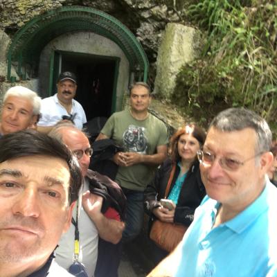 050 In Attesa Di Entrare Nelle Grotte Che Si Estendono Per Circa Tremila Metri