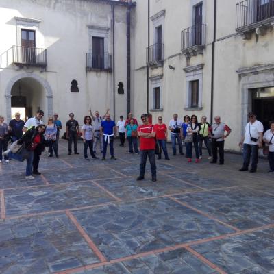 077 Tutti Dentro Il Chiostro E Tony Ndo Menzu