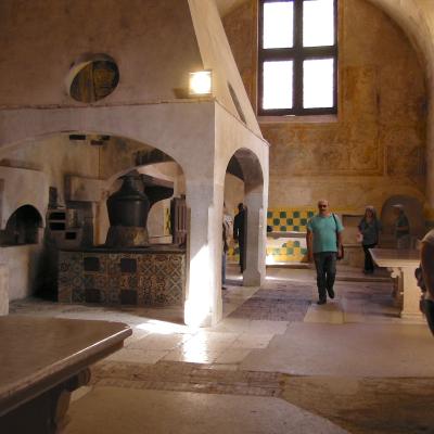 109 La Cucina Deriva Da Un Refettorio Riadattato Perche E Stato Rinvenuto Sotto La Calce Un Affresco Del 600