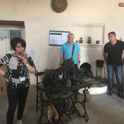 155 Mario E Nino Ammirano Una Antica Macchina Da Cucire Del Calzolaio