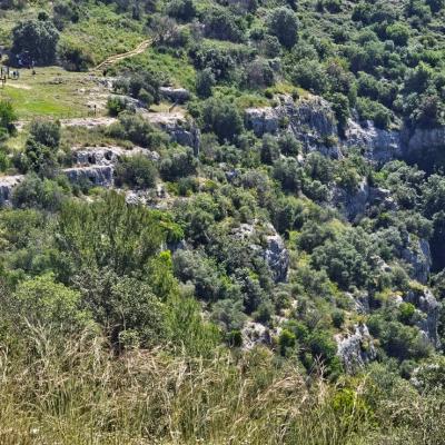 013 La Necropoli Di Pantalica Ospita Migliaia Di Tombe Circa 5000 Scavate Nella Roccia All Interno Della Riserva Ritroviamo Inoltre Cavita Di Origine Carsica