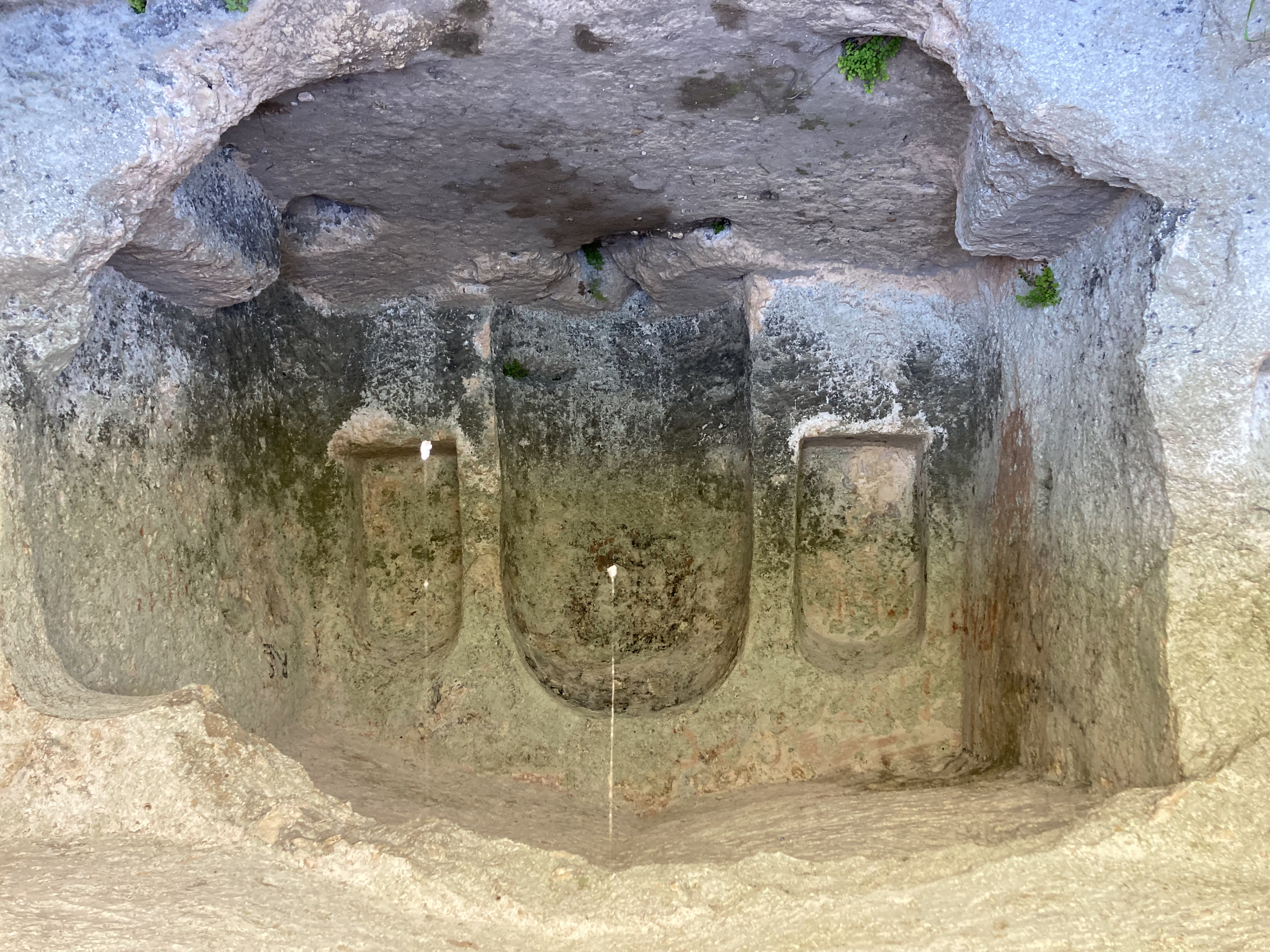 021 La Chiesa Rupestre Di San Micidiario Un Piccolo Oratorio Con Tre Nicchie Scavate Nella Roccia Si Riconosce La Figura Del Pantocratore Fiancheggiato Da Due Angeli E Un Altra Figura