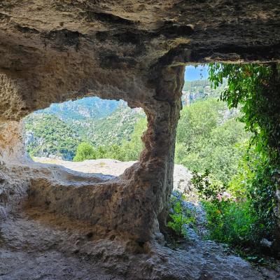025 Una Casa Grotta Appartenente Probabilmente Ad Un Membro Autorevole Della Comunita Che Oltre Ad Essere Piu Grande Delle Altre Era Dotata Di Finestra E Balcone