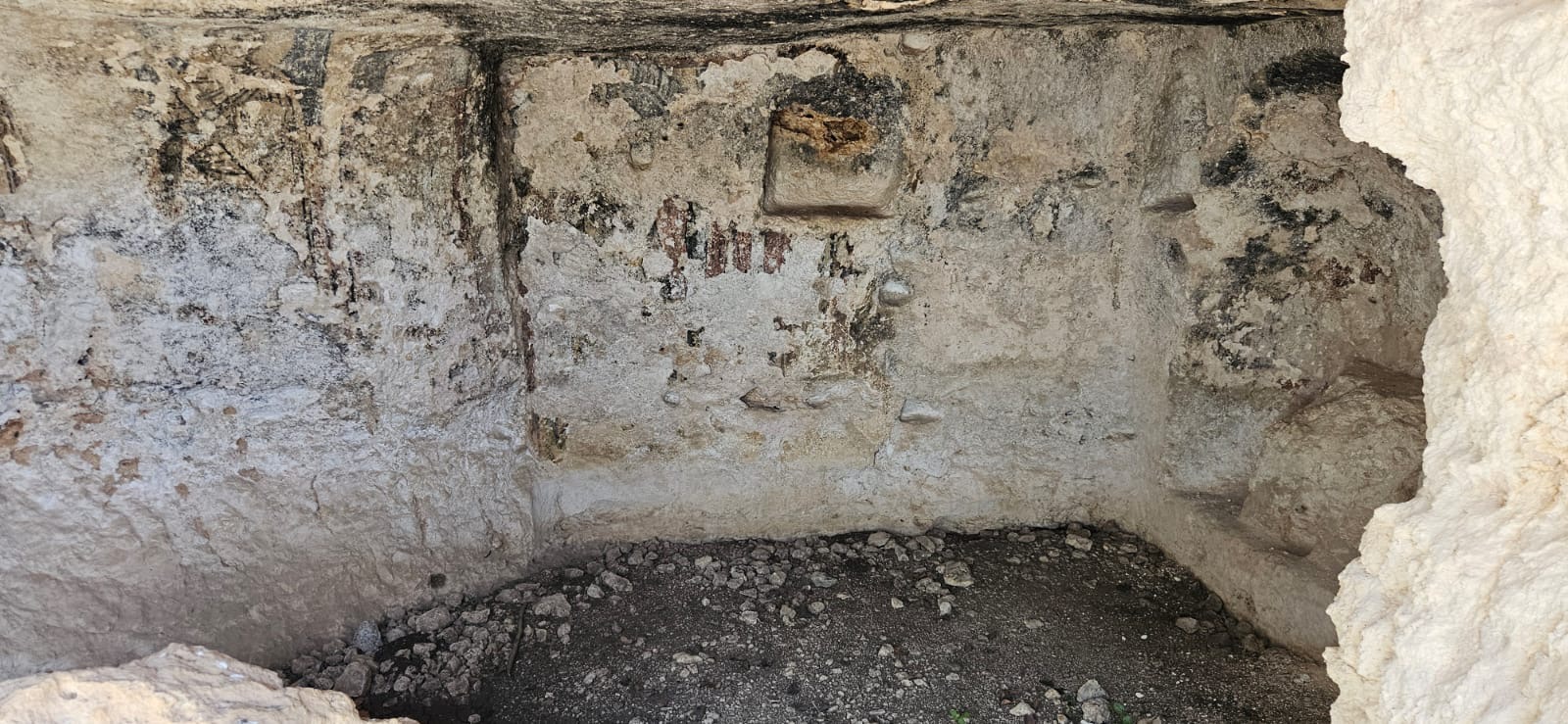 032 Chiesa Di San Nicolicchio Anch Essa Decorata Da Tracce Di Affresco Molto Rovinato Tuttavia Si Riconoscono Sant Elena E Santo Stefano La Datazione Sembra Essere Del Vii Secolo
