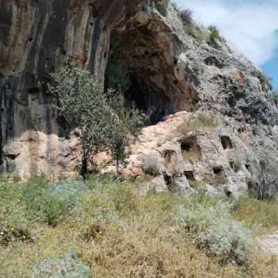 034 La Grotta Del Drago Gigantesca Cavita Naturale Che Si Apre Sopra Alcune Tombe