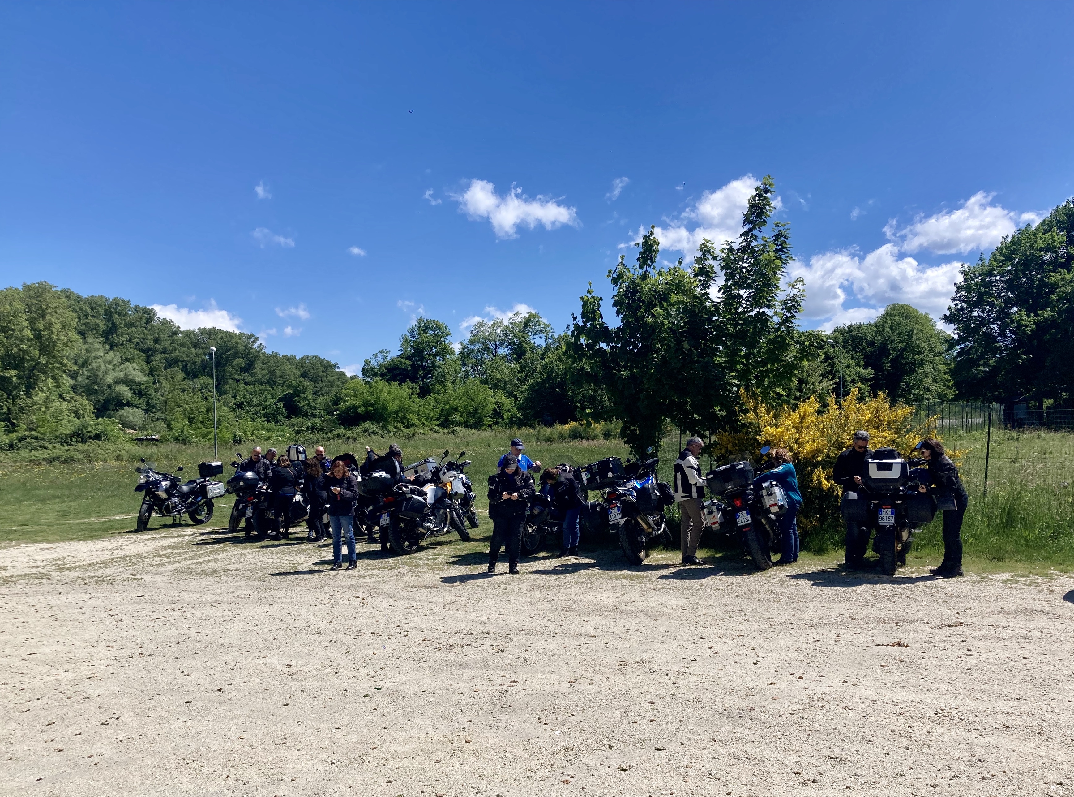 009 Arrivati A Serra San Bruno Parcheggiamo Davanti Alla Certosa