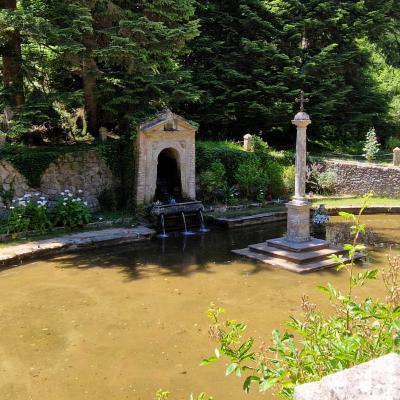 028 Il Luogo E Formato Da Un Ampio Piazzale Alla Cui Destra Si Trova Il Laghetto Di San Bruno Dentro Il Quale Il Santo Si Immergeva Per Offrire A Dio La Sua Penitenza