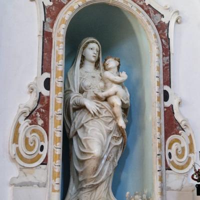 067 Cosi Come La Statua Raffigurante La Madonna Con Bambino Nella Cappella Dell Oratorio Risalente Al 1553