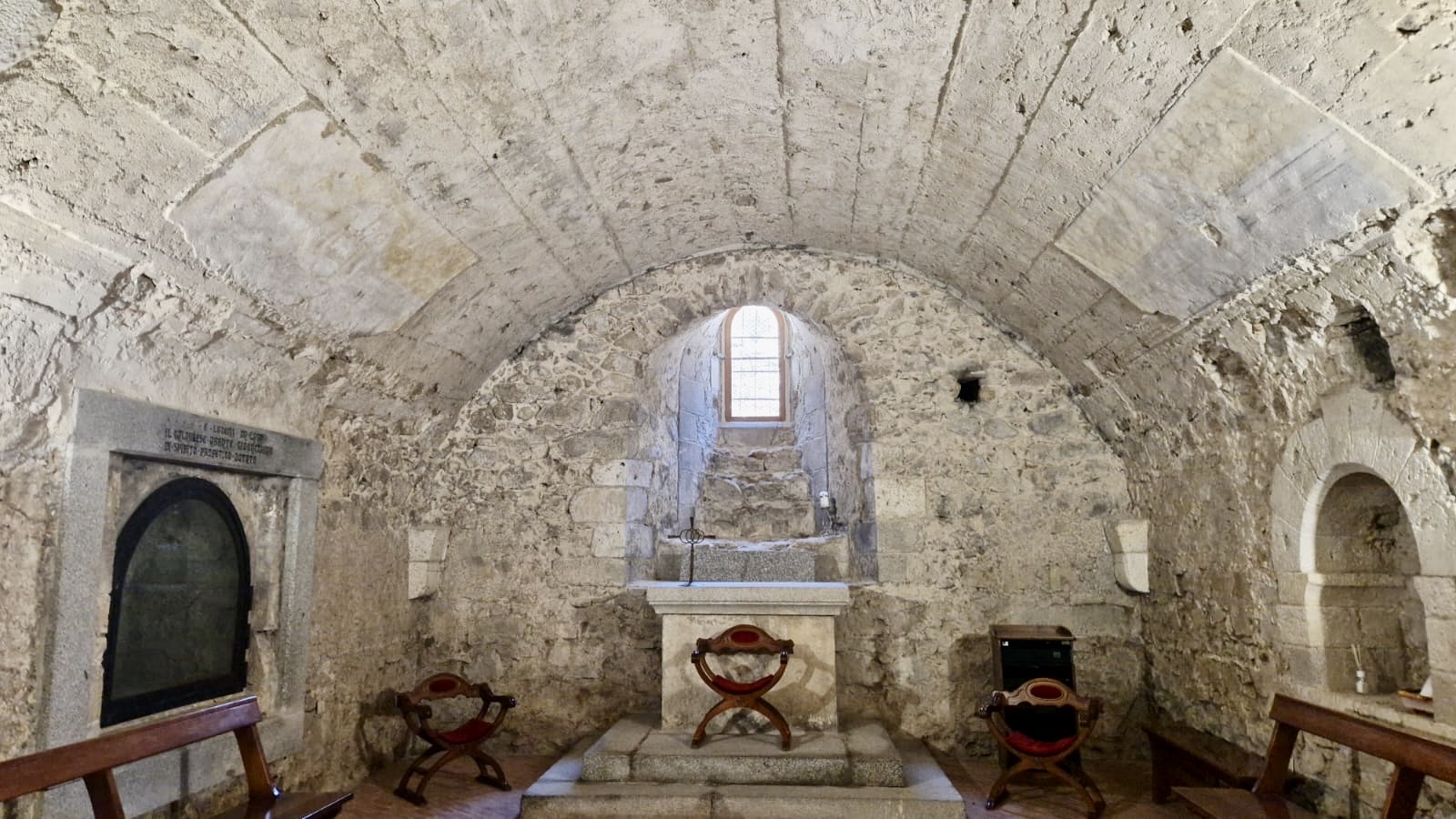 076 La Cripta Elemento Essenziale Di Questa Architettura Probabile Pensatoio Nel Medio Evo