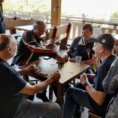 104 Mentre Tutti Sono Intenti A Fare Foto Qualcuno Ne Approfitta Per Una Briscolina