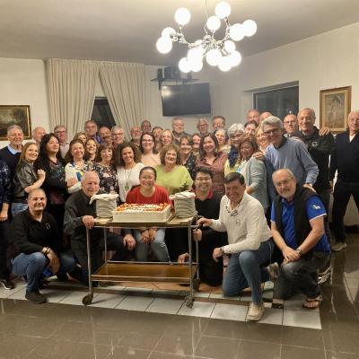 109 Non Poteva Mancare La Foto Di Gruppo Insieme Alla Torta E Hai Propritari Dell Hotel Del Lago Guido Simone E Erika Foritano
