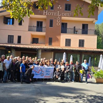 114 Prima Di Lasciare Lhotel Del Lago Foto Di Gruppo Insieme Ai Titolari Della Struttura La Famiglia Foritano