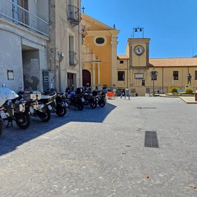 122 Arrivati A Taverna Incontriamo Il Sindaco Che Ci Fa Parcheggiare All Interno Della Zona Pedonale Piazza Del Popolo