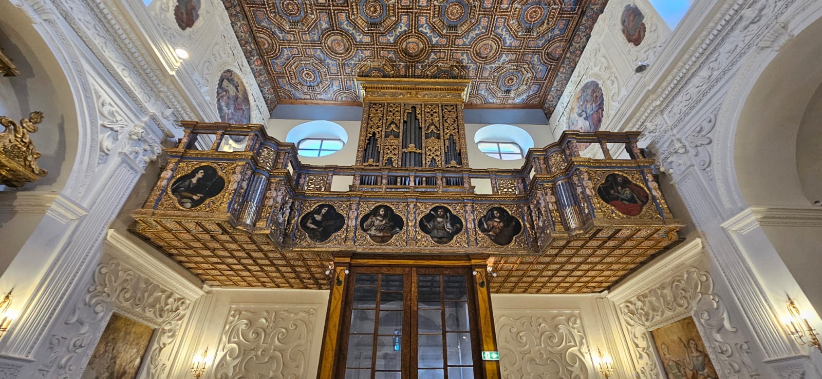 139 Organo In Legno Intagliato Dipinto E Decorato Dall Artista Francesco Ferrazzano 1754 Formato Da 45 Canne Distribuite In 5 Campane Con I Tasti In Ebano E Osso I Tiranti Di Registro In Ferro Ottone