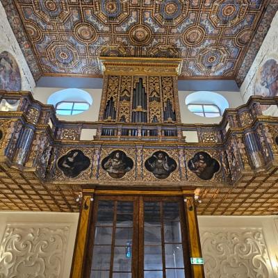 139 Organo In Legno Intagliato Dipinto E Decorato Dall Artista Francesco Ferrazzano 1754 Formato Da 45 Canne Distribuite In 5 Campane Con I Tasti In Ebano E Osso I Tiranti Di Registro In Ferro Ottone