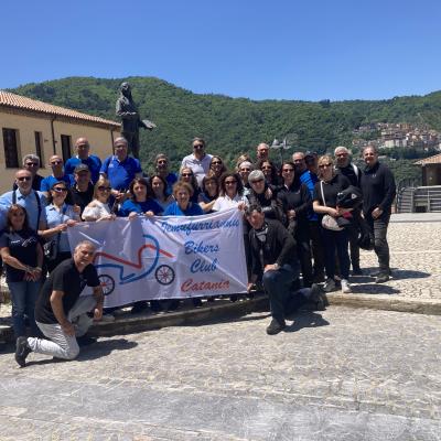 142 Foto Di Gruppo In Piazza Del Popolo A Taverna Con La Statua Di Mattia Preti Alle Spalle Nel 2027 Taverna Diventera Citta Della Cultura