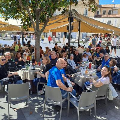 145 Dopo Aver Consumato Un Po Di Rosticceria Acquistata Negli Esrcenti Locali In Piazza