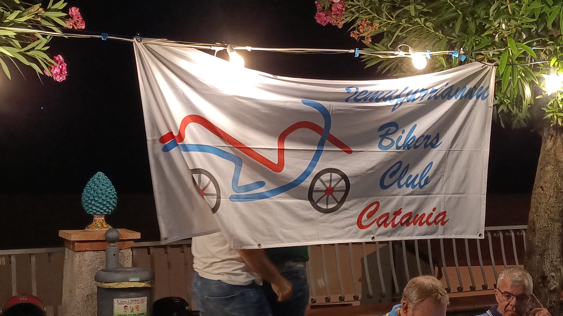 009 Il Nostro Stendardo Svetta Sul Tavolo