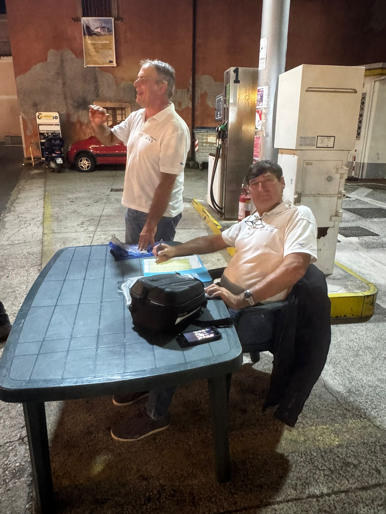 012 La Cassa E Aperta Chi Deve Versare La Quota E Pregato Di Avvicinare