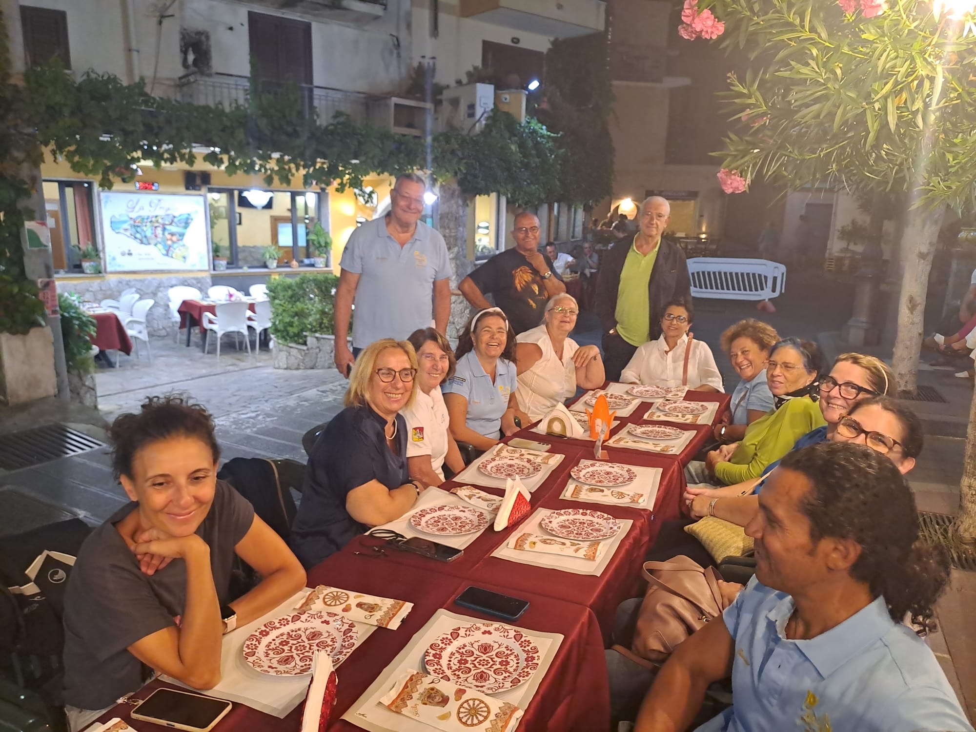 017 Una Foto Delle Signore Belle E Sorridenti