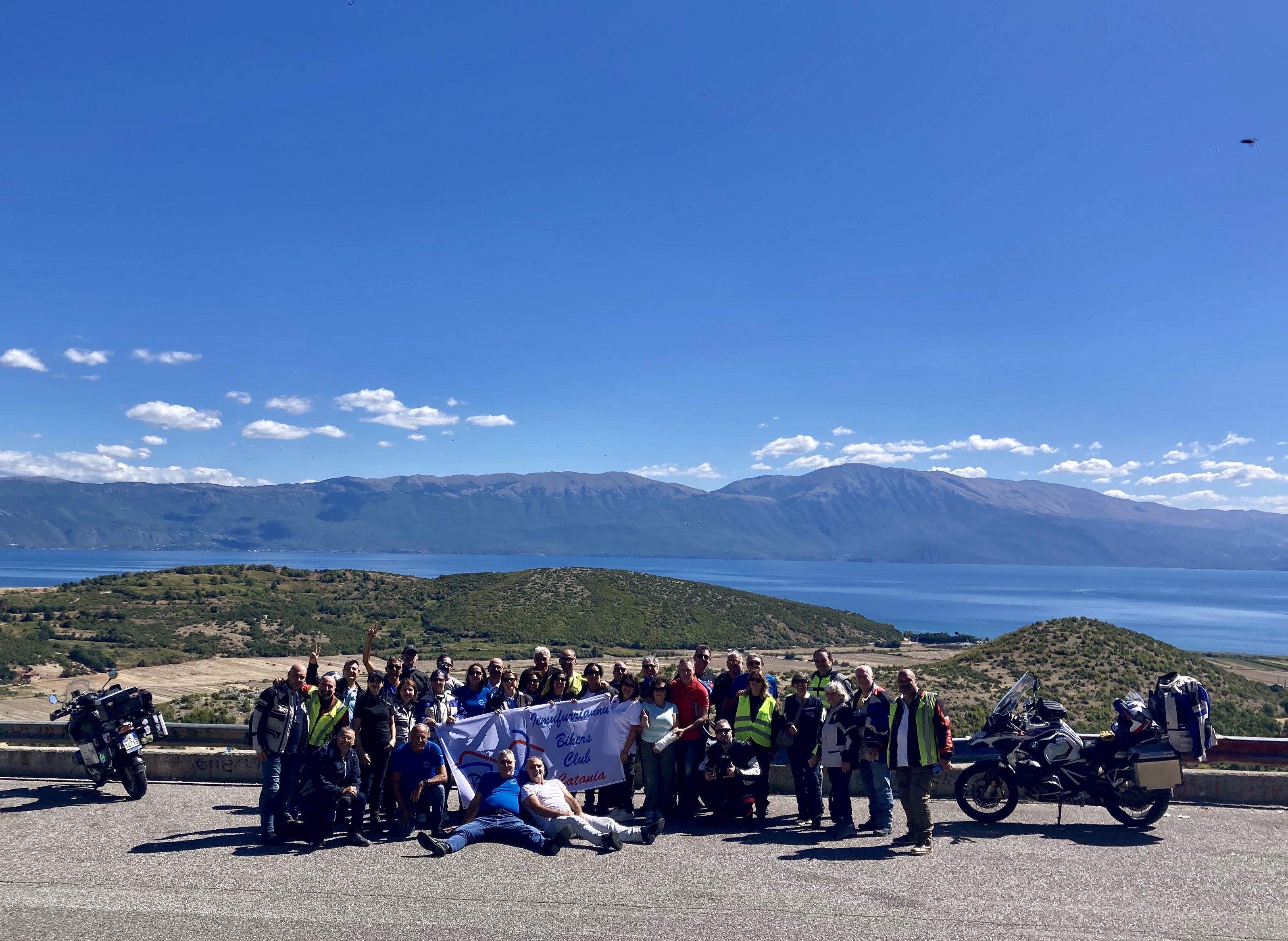 005 Fto Di Gruppo Con Alle Spalle Il Lago Di Ocrida Distretto Progradecit Prefettura Di Korges