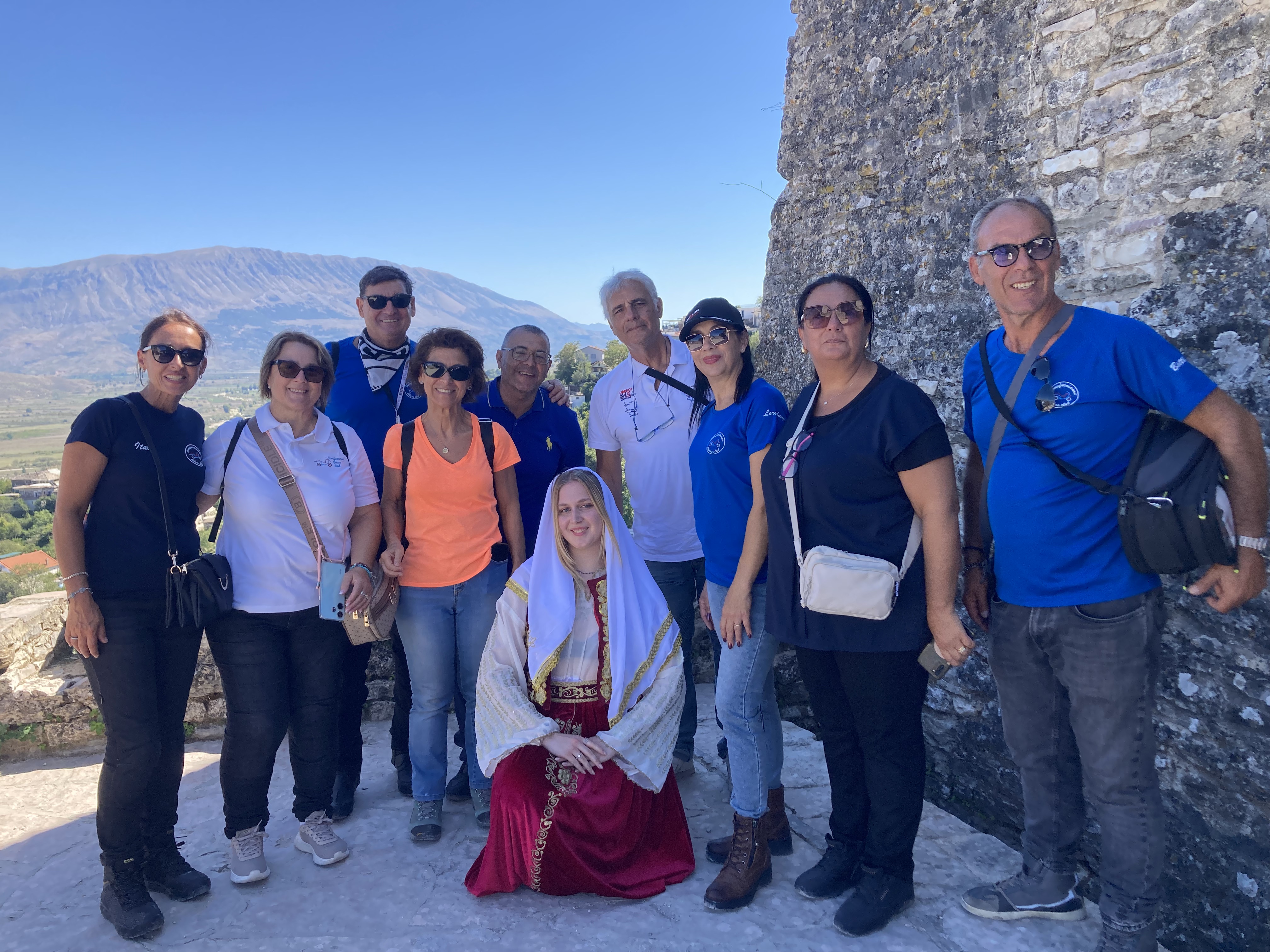 020 Foto Di Un Mini Gruppo Con Modella Locale Vestita Con Abito Da Sposa Tradizionale Albanese