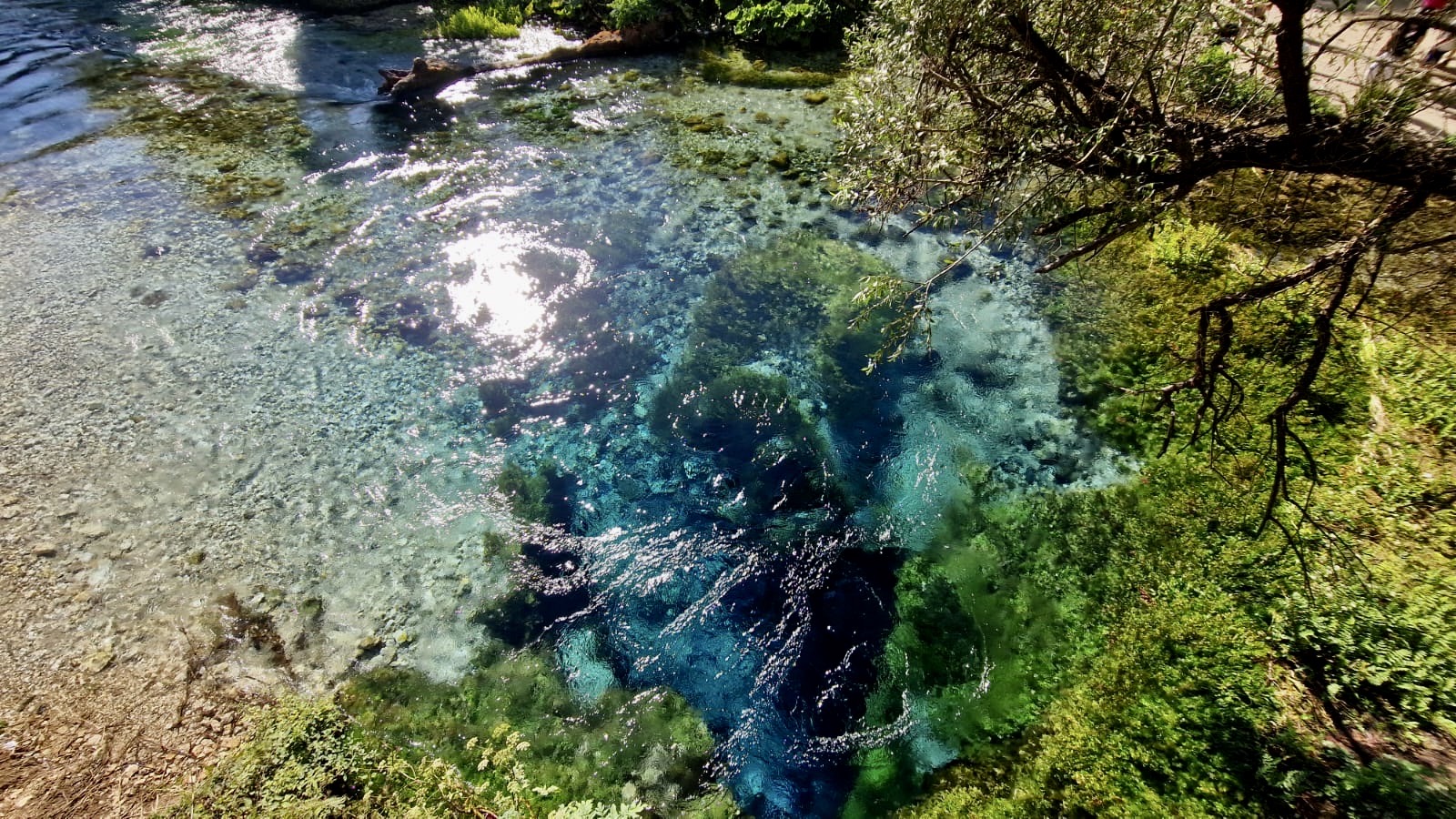 023 E Una Sorgente Carsica Di Cui Ancora Non Si Conosce La Profondita Da Cui Sgorga Acqua Cristallina E Il Nome Occhio Azzurro Deriva Dal Fatto Che Il Centro Della Sorgente Assomiglia Ad Una Pupilla Con I Dintorni Piu Chiari Che Ricordano Un Iride