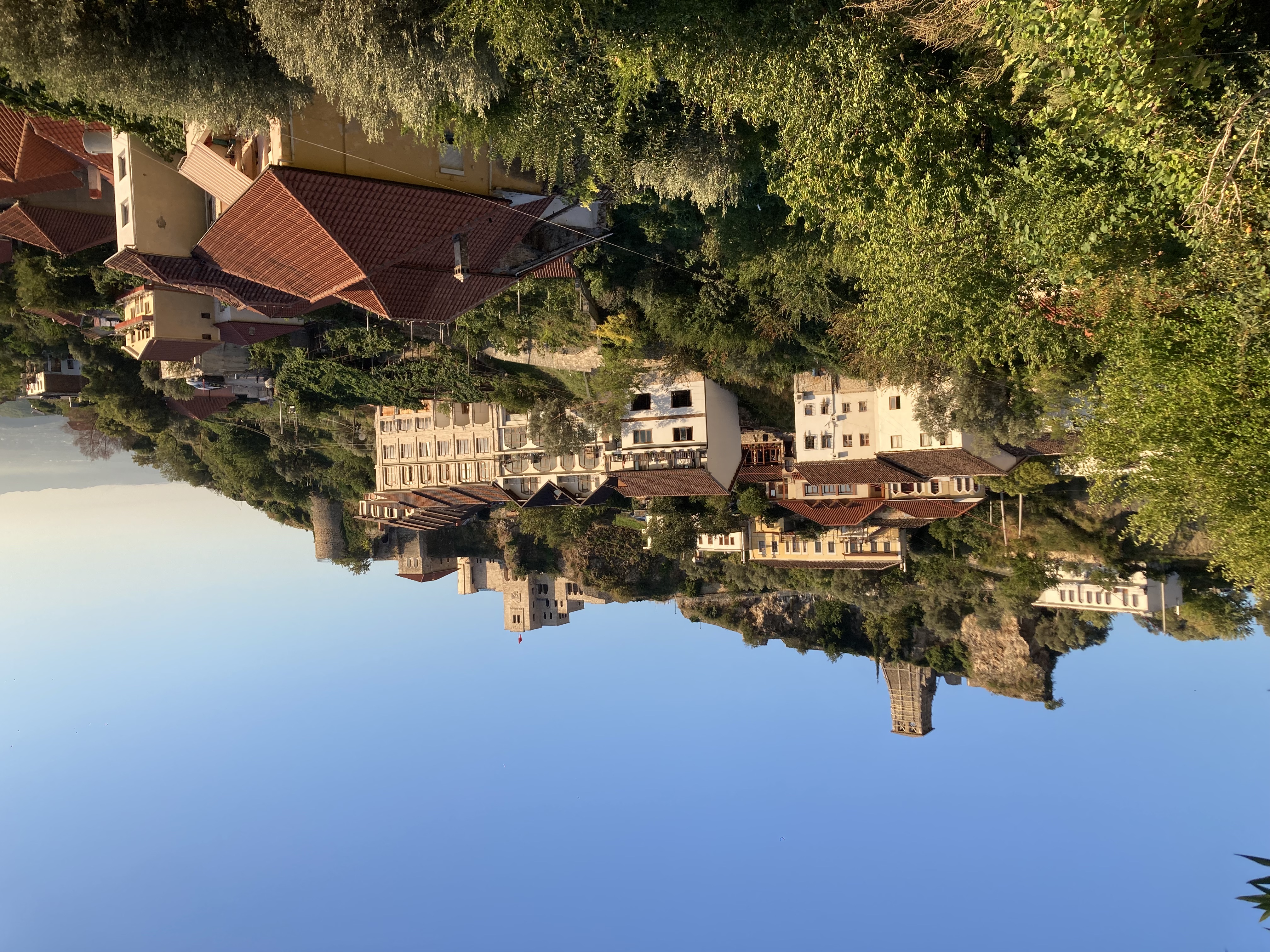 037 Il Castello E Situato Su Una Cresta Rocciosa Sul Lato Orientale Della Citta Al Suo Interno Il Museo Gjergj Kastrioti