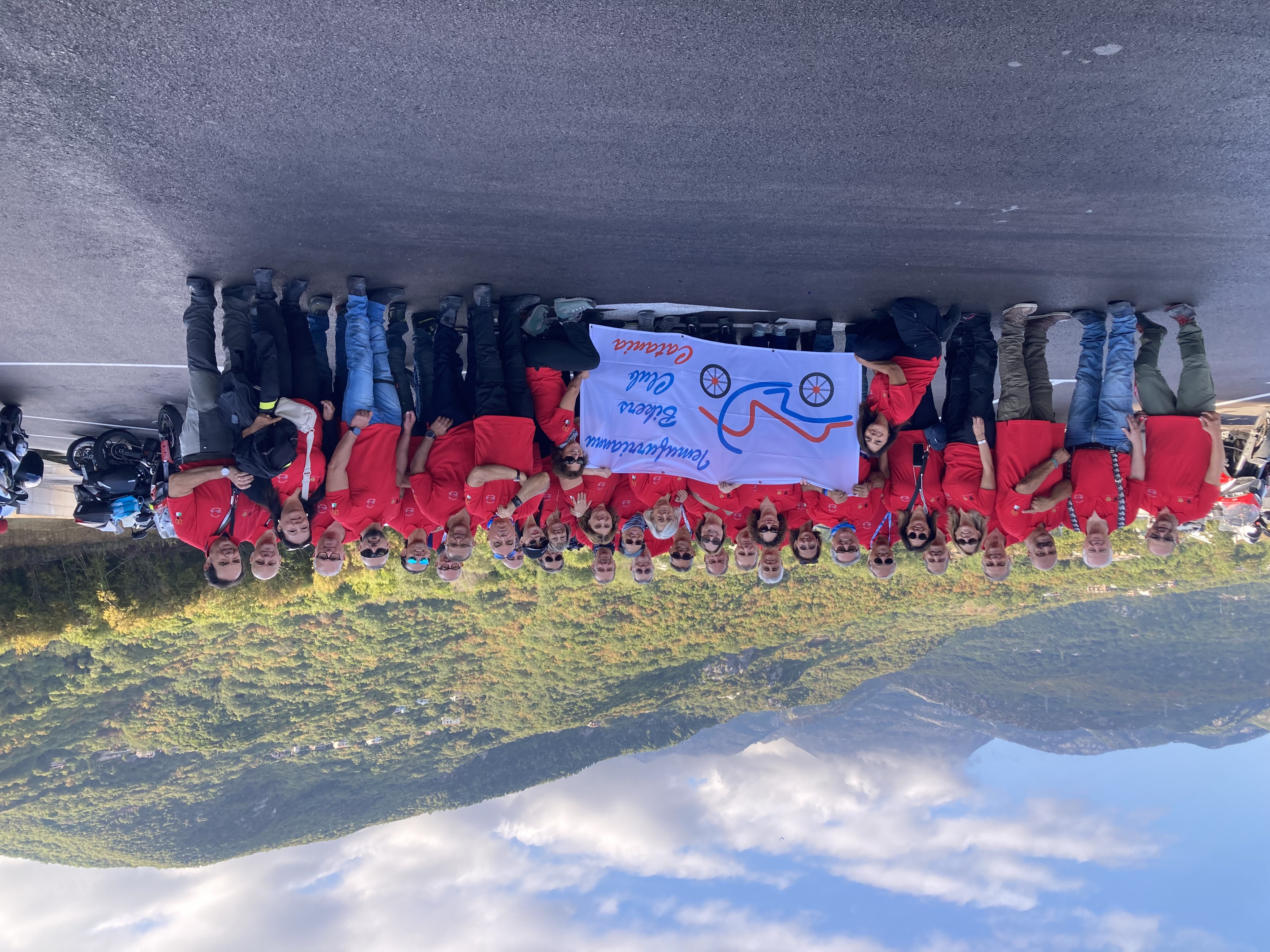 065 Prima Di Partire Per Il Durmitor Tutti In Rosso Con La Polo Del Tour