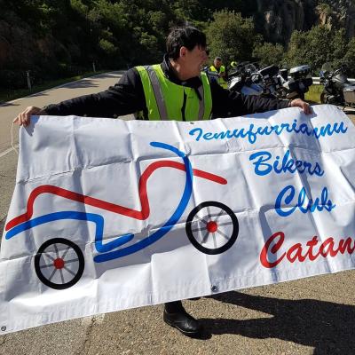 054 Il Posto Merita Una Foto Di Gruppo Con Striscione