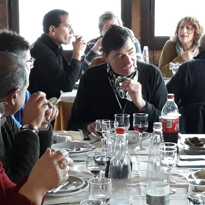 047 Il Presidente Colto In Flagrante Impegnato In Discussione