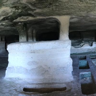 013 La Grotta Delle Trabacche Si Presenta Come Una Piccola Catacomba Scavata Negli Altipiani Calcarei Che Caratterizzano I Monti Iblei