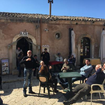 021 Gruppo Di Amici In Un Cortile
