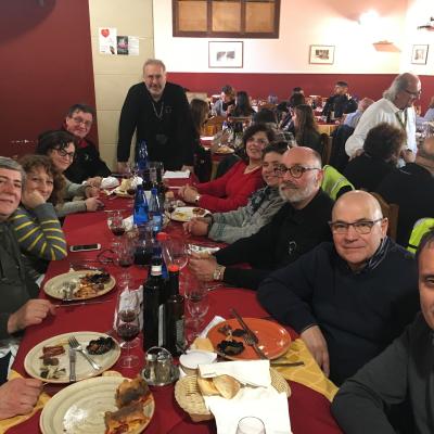 028 Il Ritrovarsi Attorno Ad Un Tavolo Amichevolmente