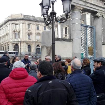 004 Il Gruppo Con Alle Spalle Il Palazzo Della Borsa