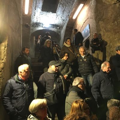 017 Si Scende Dentro L Antichissima Grotta Di Scorrimento Lavico