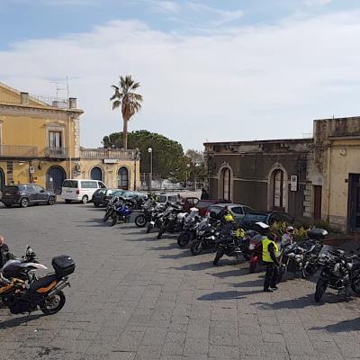008 Si Parcheggia In Piazza Difronte Al Bar Papotto