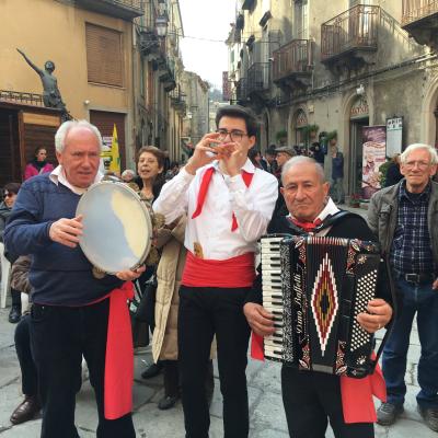 054 Tra Gli Stand Della Sagra La Tradizione Musicale Siciliana