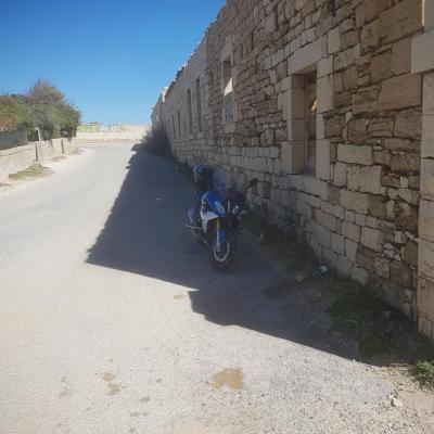 009 Mentre Tutti Si Godono La Sfilata Dei Cavalli Una Moto Si Isola