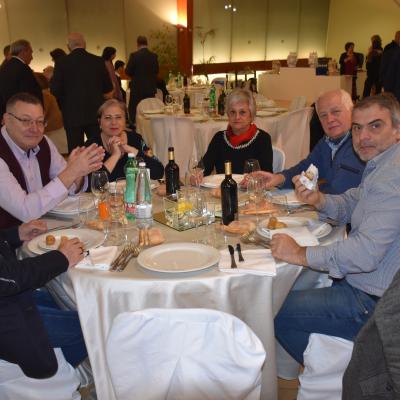 010 Chi Comodamente Seduti Al Tavolo